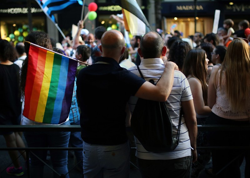 Deux hommes participent à la Marche des Fiertés d’Athènes, où le mariage entre personnes du même sexe a enfin été légalisé