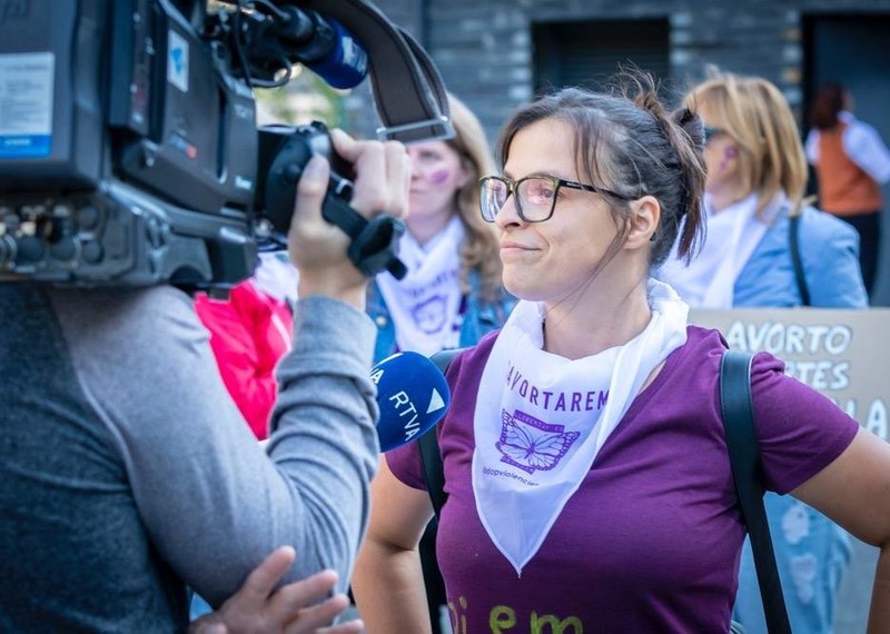 Vanessa Mendoza Cortes se tient debout, les mains sur les hanches, devant une caméra.