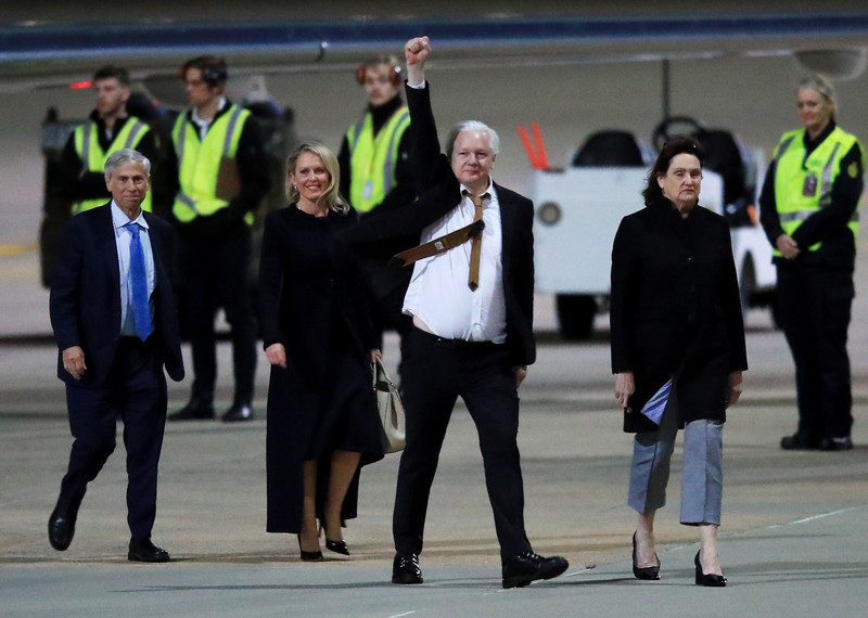 Le fondateur de WikiLeaks, Julian Assange, fait signe en arrivant à l’aéroport de Canberra, le 26 juin 2024 à Canberra, Australie, en tant qu’homme libre.