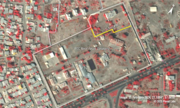 Légende : Image satellite en proche infrarouge, datant du 21 février 2024, montrant le complexe du CGRI et la zone de l’école. Les 13 bâtiments (12 au sein du complexe du CGRI et un dans la zone de l’école) qui semblent ensuite endommagés ou détruits sont numérotés sur l’image.&nbsp; 