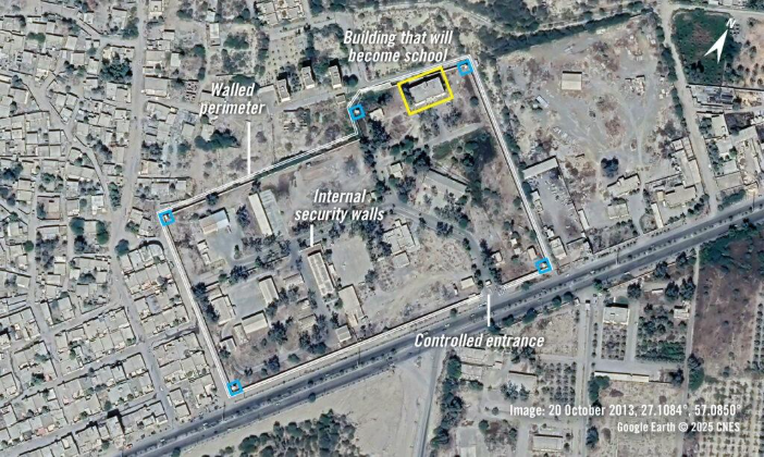 Légende : Image satellite du 20 octobre 2013 montrant le complexe du CGRI avec un mur d’enceinte, des postes de garde surélevés le long des murs (marqués par des carrés bleus) et une entrée contrôlée.&nbsp; 