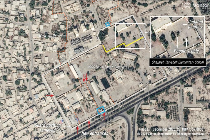 Image satellite du 1er décembre 2025 montrant le complexe du CGRI et l’école, qui en est séparée par un mur, avant les frappes aériennes. Des personnes sont visibles devant le bâtiment de l’école, et les cours et les murs semblent avoir été repeints depuis septembre 2024. Dans le complexe du CGRI, des changements apparaissent, notamment un agrandissement des murs intérieurs et extérieurs (lignes pointillées orange), de nouvelles entrées avec des portails intérieurs et extérieurs (flèches rouges) et deux probables postes de garde (carrés bleus). Le poste de garde surélevé à l’angle sud-ouest du complexe a également été supprimé. © 2025 Vantor, Annotations by Amnesty International&nbsp;