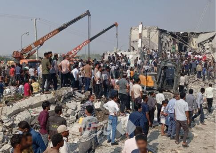 Légende : Photo du site de la frappe sur l’école. L’effondrement distinctif du toit par couches témoigne d’une frappe du haut vers le bas ayant détruit la majeure partie du bâtiment de l’école.&nbsp; 