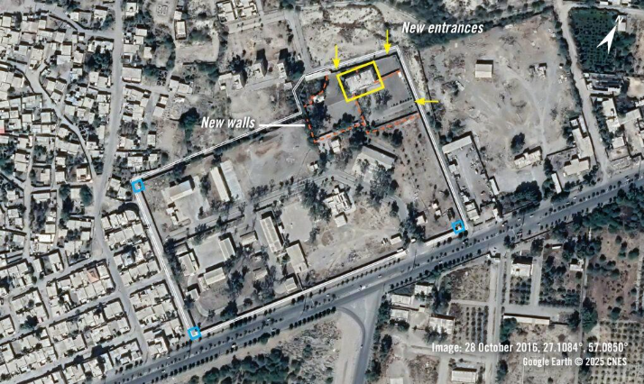  Image du 28 octobre 2016 montrant que de nouveaux murs ont été érigés dans la partie nord-est, séparant deux bâtiments du reste du complexe, ainsi que trois nouvelles entrées sécurisées. Les deux postes de garde visibles sur les images de 2013 n’apparaissent plus. 