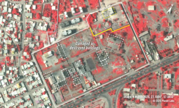 L’image satellite du 4 mars 2026 montre les bâtiments et structures gravement endommagés ou détruits dans le complexe du CGRI - matérialisés par des rectangles en pointillés blancs. Le bâtiment détruit de l’école est matérialisé par un rectangle jaune. Le proche infrarouge met en lumière les marques d’incendie en teintes noires. De nombreuses zones dans le complexe du CGRI semblent incendiées.&nbsp; 