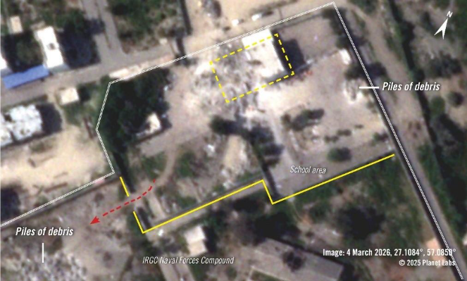  Légende : Agrandissement de l’image de l’école du 4 mars 2026 montrant que la partie ouest du bâtiment de l’école a disparu et qu’un grand tas de décombres est apparu. Une nouvelle ouverture dans le mur et un passage depuis le complexe du CGRI (flèche en pointillés rouge) mène vers un tas de débris. Un mur près de l’entrée de l’école semble s’être effondré depuis les vidéos du 28 février 2026. 