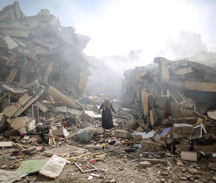 femme au milieu de débris et destructions pendant la guerre