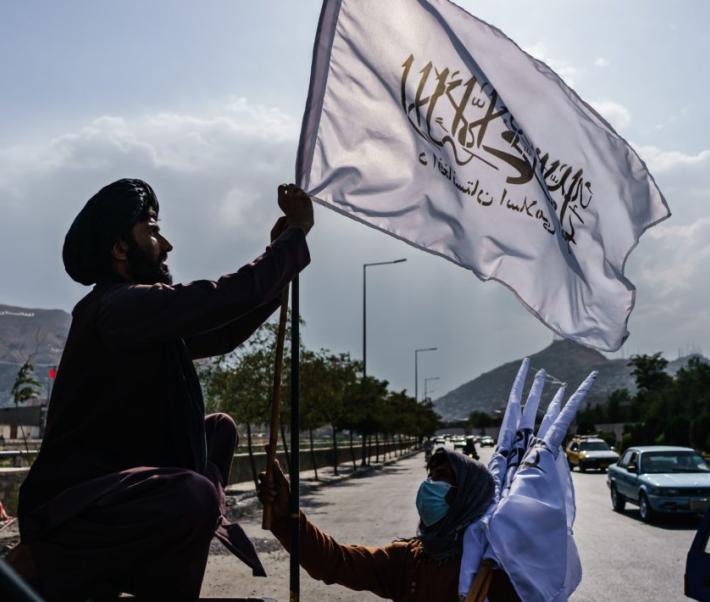 un homme tient un drapeau