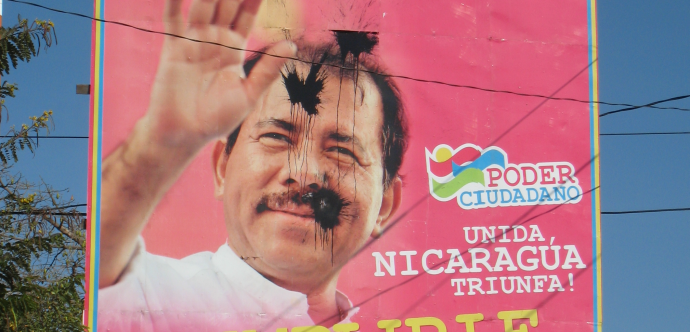 Pancarte electorale au Nicaragua, vandalisée