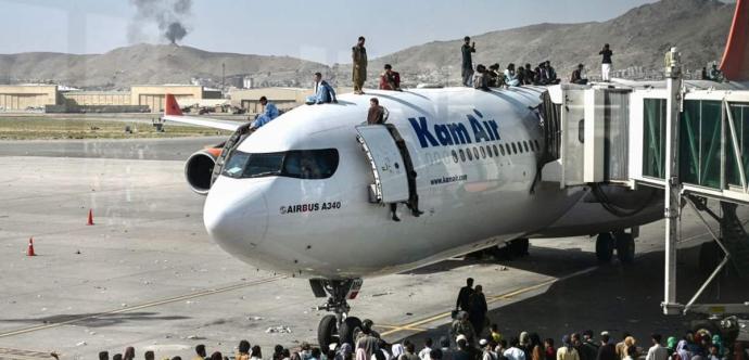 Des personnes essaient de fuir à l'aéroport