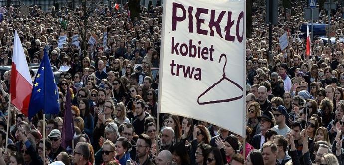 Des militants polonais qui protestent le droit à l'avortement légal au pays