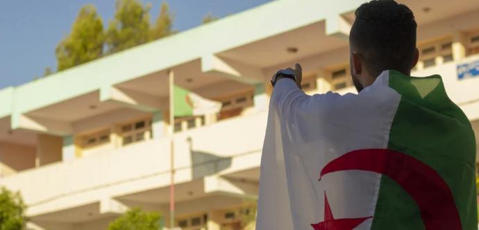 Un algérien portant le drapeau de son pays