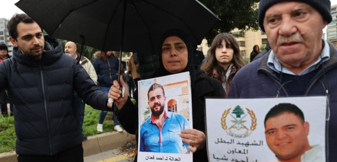 Des manifestants avec des pancartes et des photos des victimes