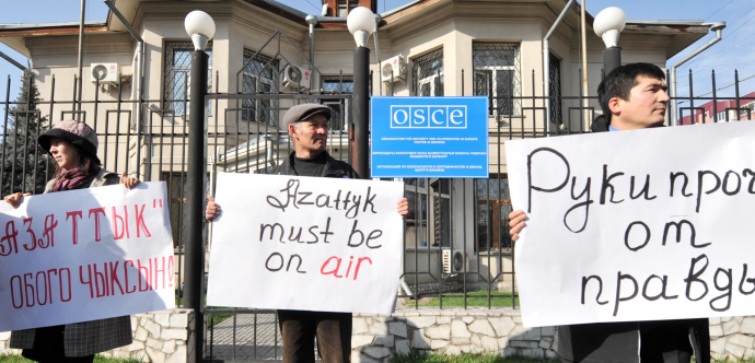 Manifestants devant OSCE 