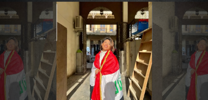 Tiba Ali avec un drapeau autour d'elle