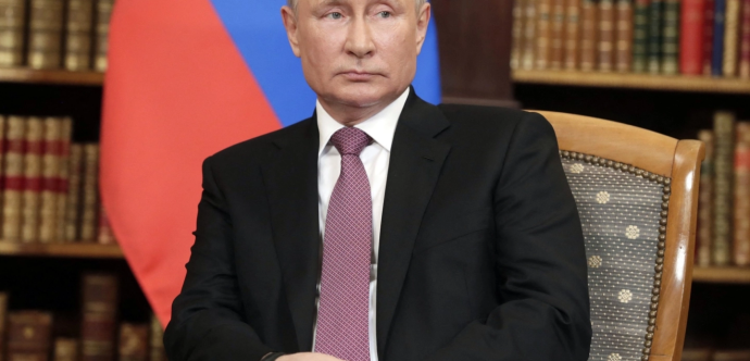 Vladimir Poutine assis à un bureau