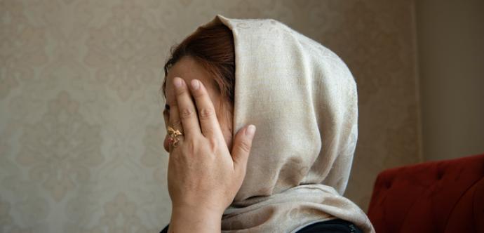 Afghanistan-femme voilée qui cache son visage