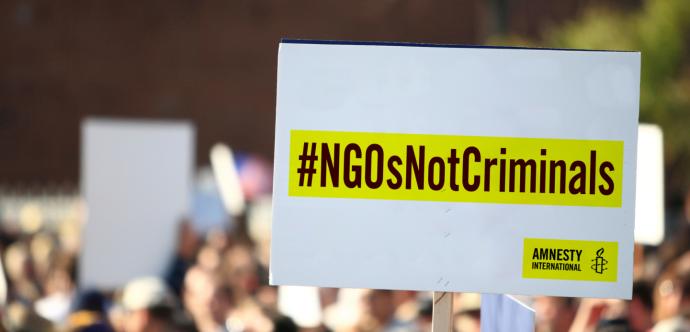 pancarte avec écrit #NGOsNotCriminals
