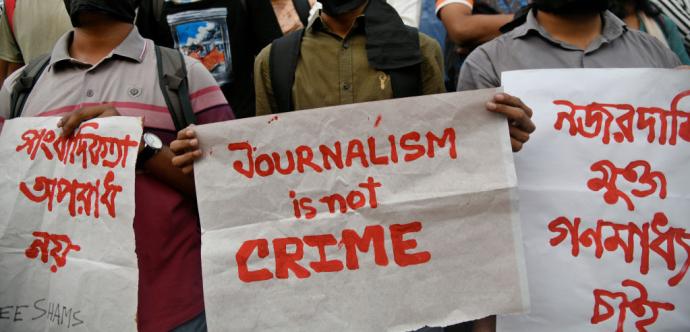 banderolle " le journalisme n'est pas un crime"