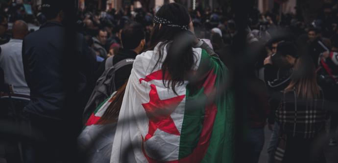 femme drapeau algérien