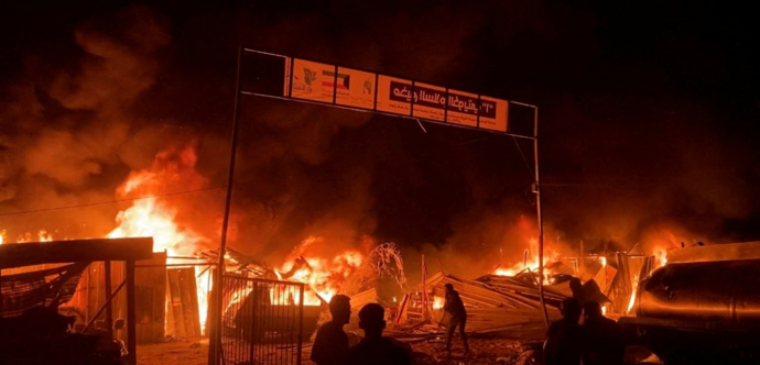 Ruines en feu suite à une frappe des forces israelienne sur un camp de personnes déplacées à Rafah