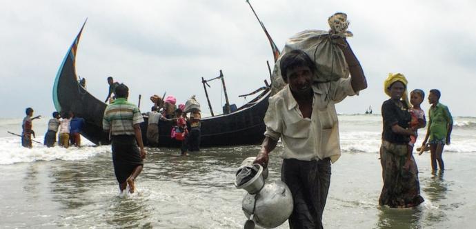 Des Rohingyas fuyant le nettoyage ethnique dans le nord de l'État de Rakhine, au Myanmar, arrivent sur une plage de Cox's Bazar, au Bangladesh.