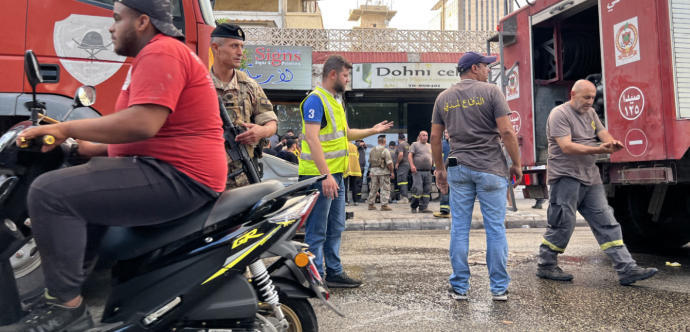 Un soldat de l'armée libanaise monte la garde près de camions de pompiers sur les lieux de l'explosion d'un téléavertisseur à Saïda, dans le sud du Liban, le 18 septembre 2024.