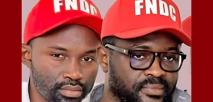 Oumar Sylla et Mamadou Billo Bah portent tous deux des casquettes rouges portant le nom du FNDC, mouvement de la société civile.