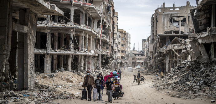 KHAN YUNIS, GAZA - 07 AVRIL : Certains résidents palestiniens commencent à retourner chez eux après le retrait d'Israël qui a laissé derrière lui une énorme destruction à Khan Yunis, Gaza, le 07 avril 2024. Des semaines d'attaques israéliennes ont transformé les bâtiments de la ville en tas de décombres et de cendres.