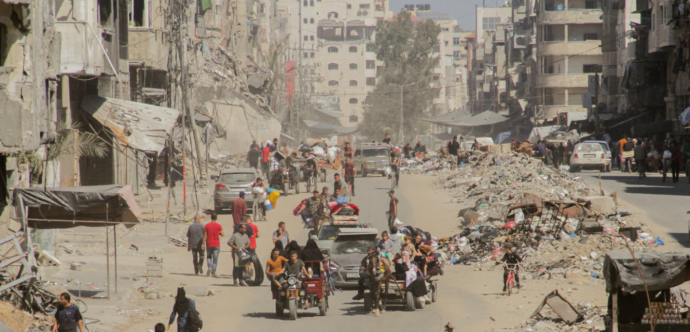 Des Palestiniens transportent leurs effets personnels alors qu'ils fuient les zones situées au nord de la ville de Gaza, dans le nord de la bande de Gaza, le 12 octobre 2024.