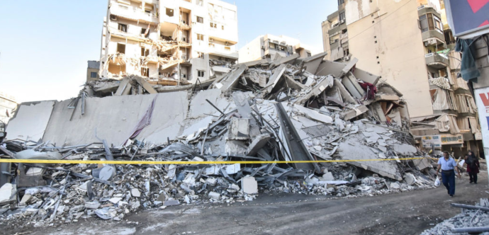 Une image de la destruction après que l'armée israélienne ait ciblé la banque Qard al-Hassan (Kared Al Hassan) avec une série de frappes aériennes sur la banlieue de Dahieh, alors que les travaux d'enlèvement des débris se poursuivent dans la zone à Beyrouth, au Liban, le 21 octobre 2024. Un bâtiment visé par l'attaque s'effondre, causant des dommages aux bâtiments et véhicules environnants.