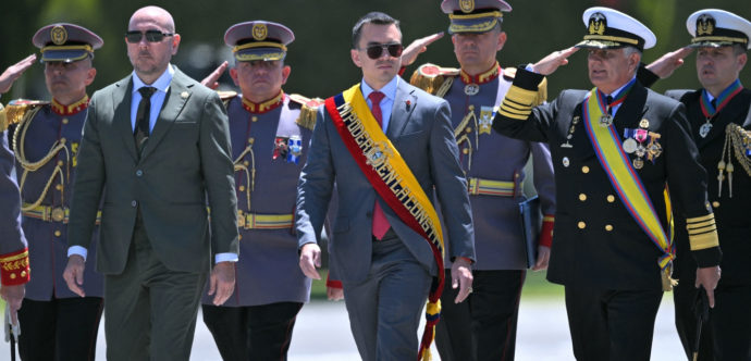Le président Noboa est entouré de soldats, le salutant. 