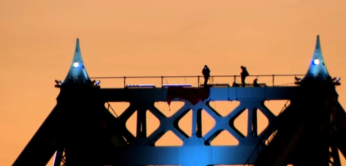 Les deux militants sur le pont Jacques-Cartier.