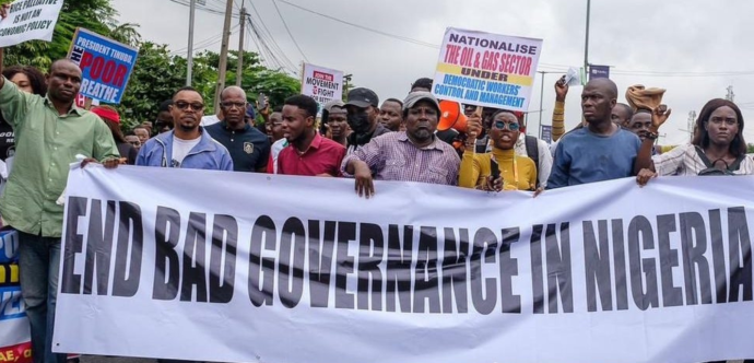 Manifestants brandissant une banderole "End bad governance in Nigeria"