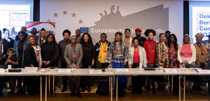 Plusieurs personnes d’ascendance africaine posant en ligne droite pour la conférence Dekoloniale Berlin