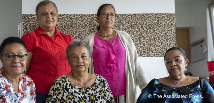 5 femmes : Marie-Josée Loshi, Noëlle Verbeken, Léa Tavares Mujinga, Simone Ngalula et Monique Bintu Bingi