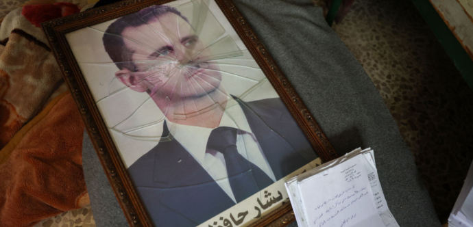 Un portrait du président syrien Bachar al-Assad, avec son cadre brisé, est photographié dans un établissement de la Branche de la Sécurité politique du régime syrien, en périphérie de la ville centrale de Hama, après la capture de la région par les forces anti-gouvernementales, le 7 décembre 2024.