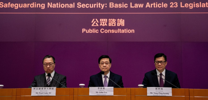 3 hommes lors d'une séance de consultation publique