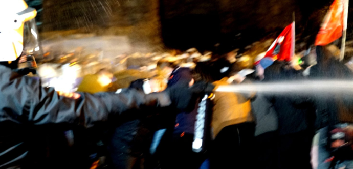 Un policier attaque des manifestants turcs