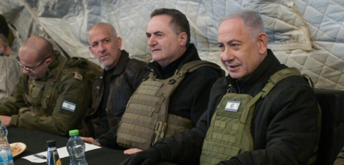 Benjamin Netanyahu et hommes militaires assis en tenue militaire