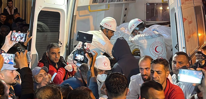 Personnes palestiniennes en train de mettre des corps dans un camion