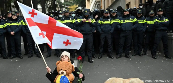 Femme avec un drapeau de Géorgie 
