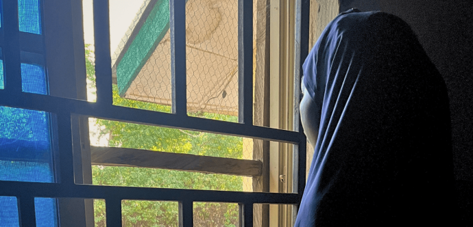femme regarde par la fenetre