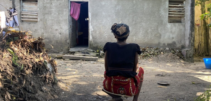 femme devant sa maison 