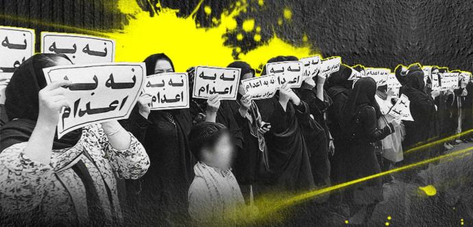 femmes voilées avec des affiches 