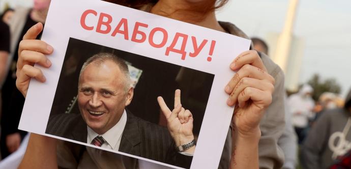Pancarte de Mikalai Statkevich lors d'une manifestation pour sa libération.