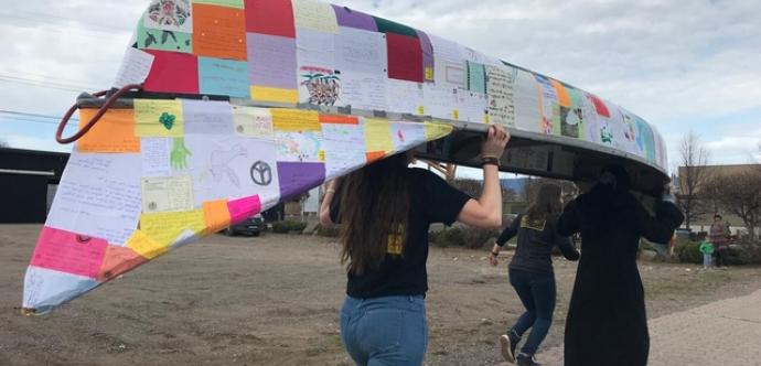 Le 17 avril 2025, Amnistie a remis 26 000 lettres de solidarité à Sleydo’ et à d’autres membres de la Nation Wet’suwet’en, située dans l’actuelle Colombie-Britannique, au Canada. Un grand merci à toutes les sections qui ont agi en leur nom ! Nous avons obtenu le consentement pour tout, sauf pour la collecte de fonds après la campagne Écrire pour les droits 2024.