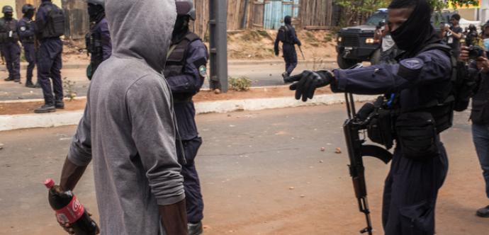 Un homme est interrogé par un agent de sécurité alors que des manifestants se rassemblent lors d’une manifestation contre les coupures répétées d’eau et d’électricité à Antananarivo, le 29 septembre 2025.