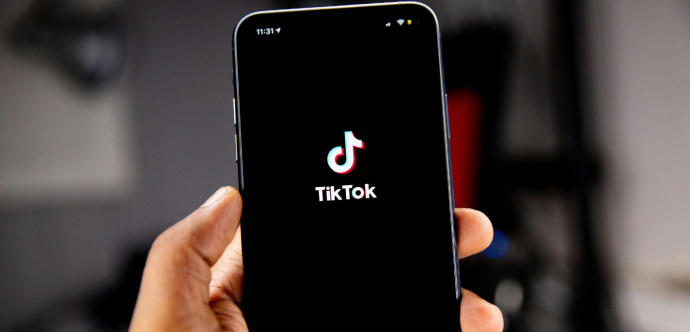 Téléphone avec l'application TikTok