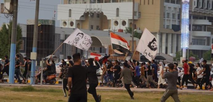 Militant·e·s en train de manifester en Irak